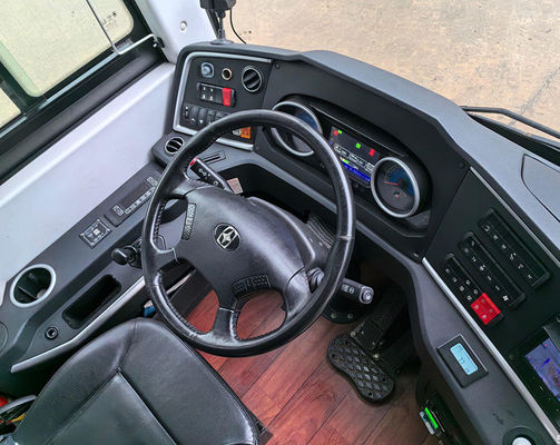 48-местный длинный автобус с максимальной скоростью 100 км/ч и механической коробкой передач, б/у модель