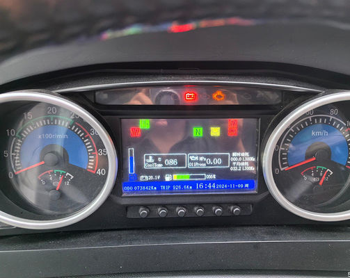 48-местный длинный автобус с максимальной скоростью 100 км/ч и механической коробкой передач, б/у модель