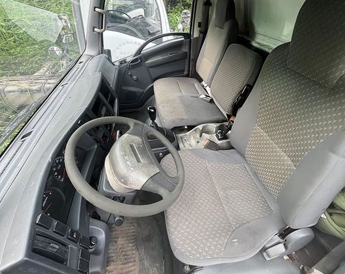 Подержанный грузовик Isuzu ELF 600p Грузовик 4KH1 Дизельный двигатель и белый кузов